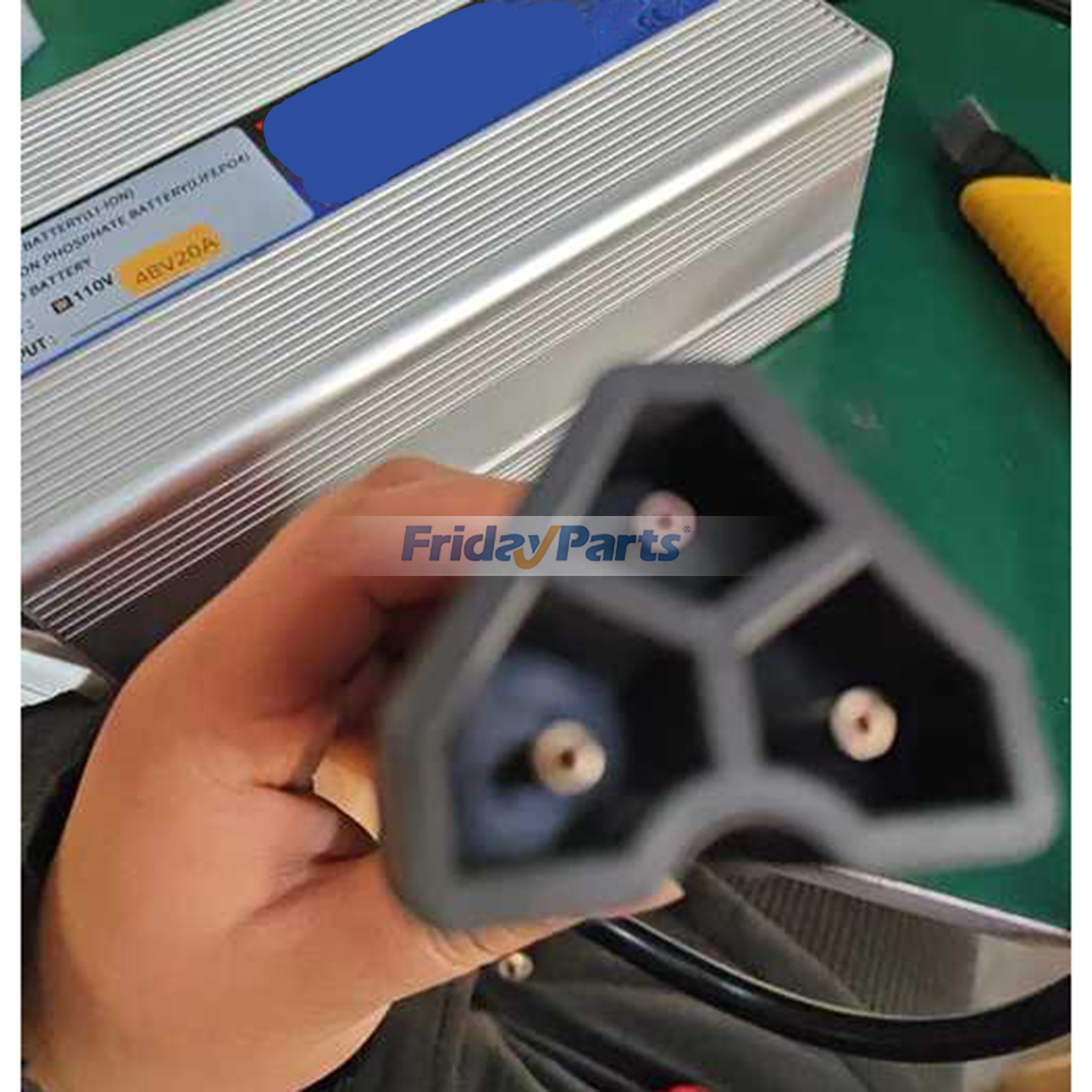 Smart Battery Charger with LED Crowfoot Plug in Stock in China