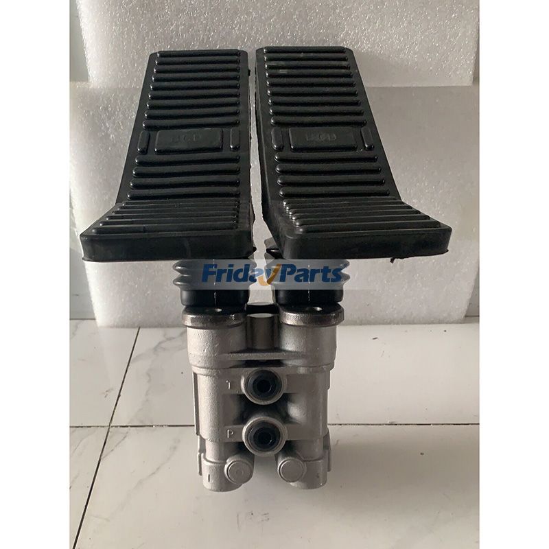 Une paire de pédales de commande de pédale ...pourPour CAT